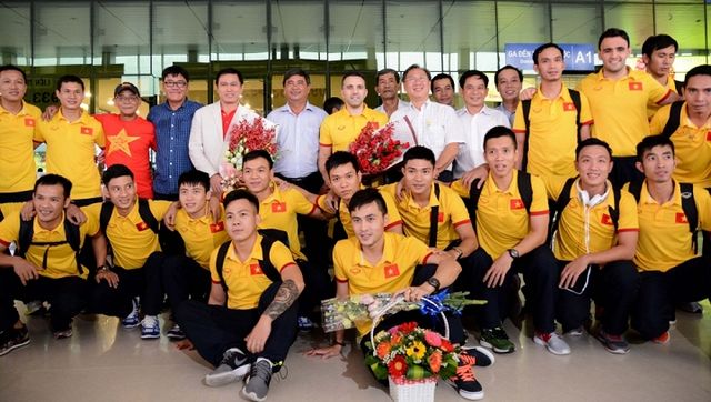 ĐT Futsal Việt Nam được chào đón nồng nhiệt tại sân bay - Ảnh 2.