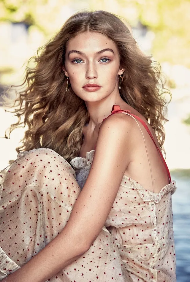 Gigi Hadid khoe lưng trần gợi cảm - Ảnh 3.