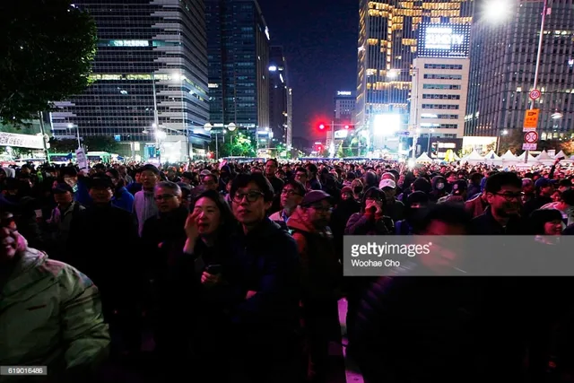 Tổng thống Hàn Quốc Park Geun-Hye trước sức ép từ chức lớn - Ảnh 1.