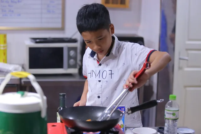 Vua đầu bếp Minh Nhật choáng trước tài nấu nướng của thí sinh nhí - Ảnh 10.