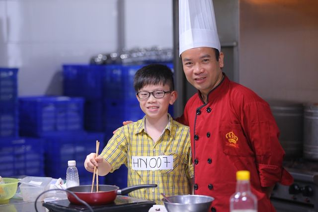 Vua đầu bếp Minh Nhật choáng trước tài nấu nướng của thí sinh nhí - Ảnh 12.