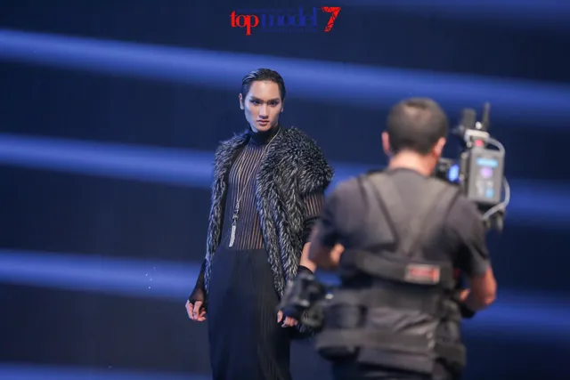 Top 7 Vietnams Next Top Model 2016 vừa catwalk ngược vừa... cởi đồ - Ảnh 12.