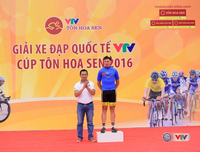 Ảnh: Khoảnh khắc ấn tượng chặng 7 Giải xe đạp quốc tế VTV - Cúp Tôn Hoa Sen 2016 - Ảnh 5.