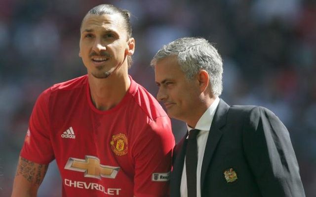 Manchester United chính thức gia hạn hợp đồng với Ibrahimovic - Ảnh 1.