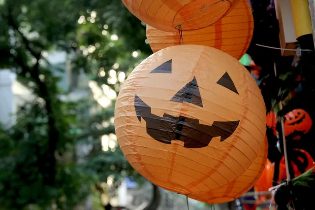 Bí ngô Halloween, mặt nạ ma quỷ lên ngôi trên phố Hàng Mã - Ảnh 1.