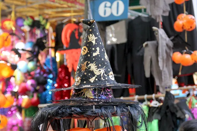 Bí ngô Halloween, mặt nạ ma quỷ lên ngôi trên phố Hàng Mã - Ảnh 14.