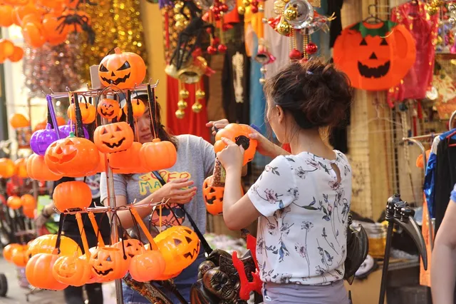 Bí ngô Halloween, mặt nạ ma quỷ lên ngôi trên phố Hàng Mã - Ảnh 6.