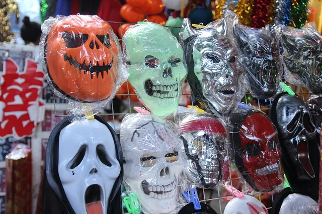 Bí ngô Halloween, mặt nạ ma quỷ lên ngôi trên phố Hàng Mã - Ảnh 10.