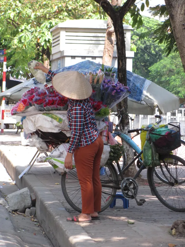 Hà Nội và những gánh hàng rong trên phố - Ảnh 4.