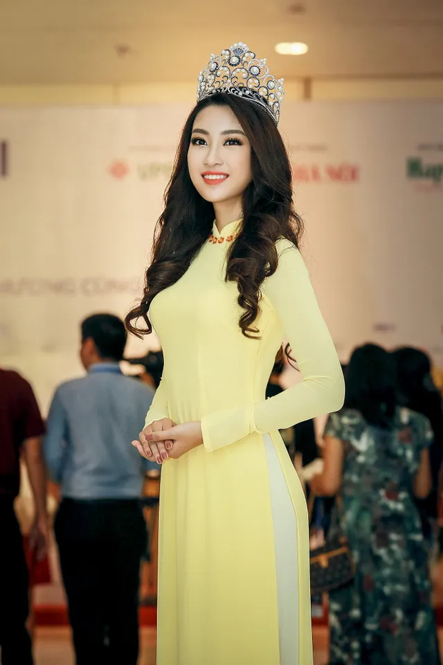 Hoa hậu Mỹ Linh đẹp e ấp trong sắc vàng - Ảnh 1.