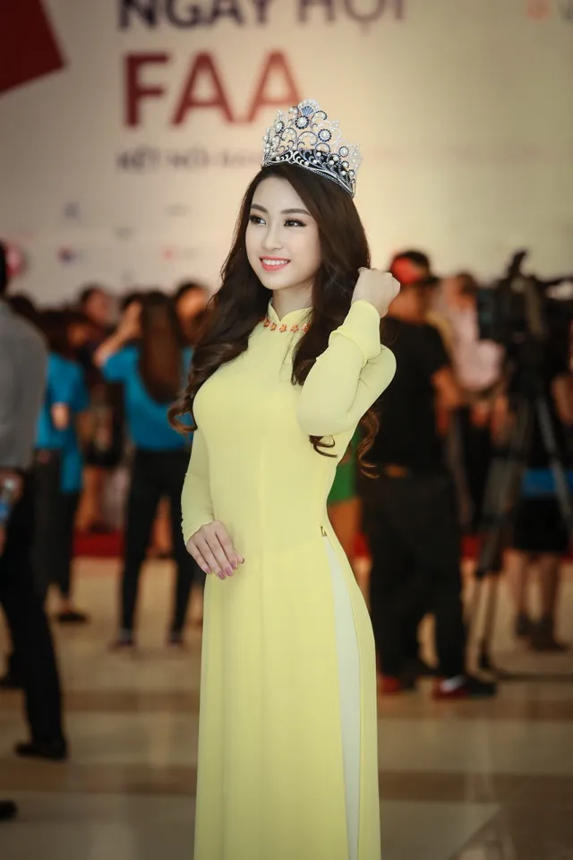 Hoa hậu Mỹ Linh đẹp e ấp trong sắc vàng - Ảnh 3.