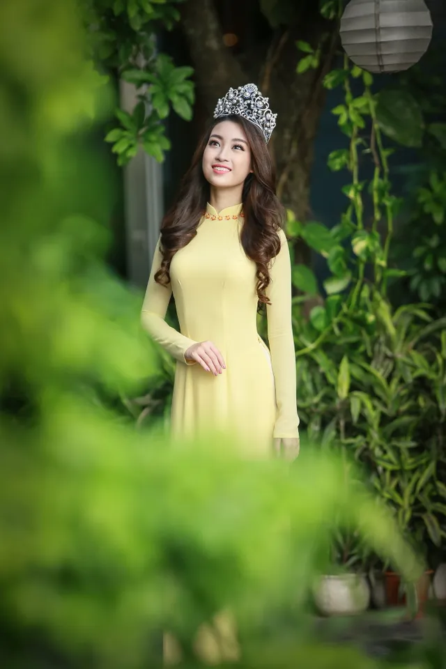 Hoa hậu Mỹ Linh đẹp e ấp trong sắc vàng - Ảnh 5.