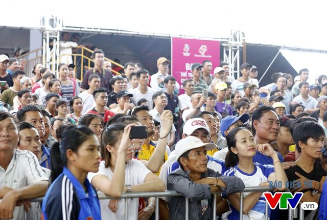 Người dân Đà Nẵng quây kín sàn đấu Muay tại Đại hội thể thao bãi biển châu Á - Ảnh 2.