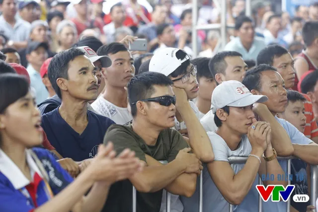 Người dân Đà Nẵng quây kín sàn đấu Muay tại Đại hội thể thao bãi biển châu Á - Ảnh 4.
