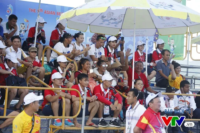 Người dân Đà Nẵng quây kín sàn đấu Muay tại Đại hội thể thao bãi biển châu Á - Ảnh 12.