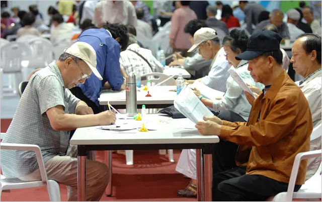 Hàn Quốc: Số người cao tuổi tham gia lực lượng lao động tăng kỷ lục - Ảnh 1.