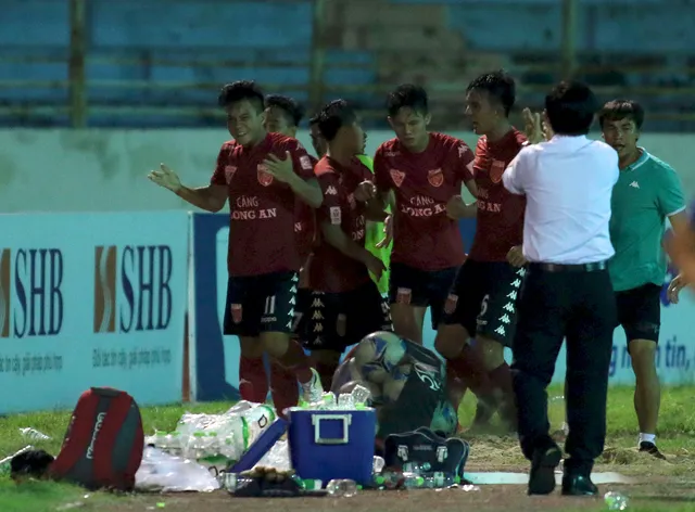 Tấn Tài tỏa sáng, Long An ở lại V.League 2017 - Ảnh 3.