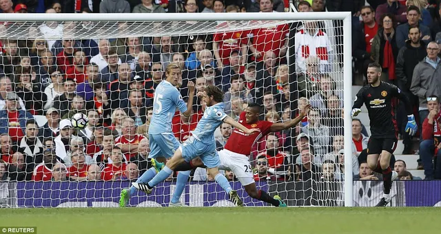 Man Utd 1-1 Stoke City: De Gea sai lầm, M.U mất điểm đáng tiếc - Ảnh 3.