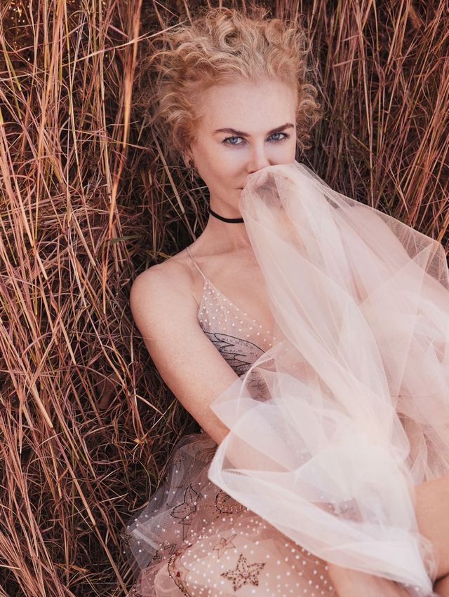 Nicole Kidman chói lóa trên ấn phẩm đầu tiên năm 2017 của Vogue - Ảnh 3.