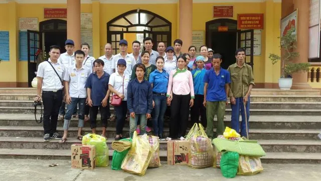 Đoàn thanh niên chia sẻ khó khăn với bà con vùng lũ Lào Cai - Ảnh 2.