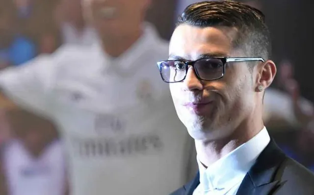Ronaldo điệu đà trong lễ gia hạn hợp đồng với Real Madrid - Ảnh 3.
