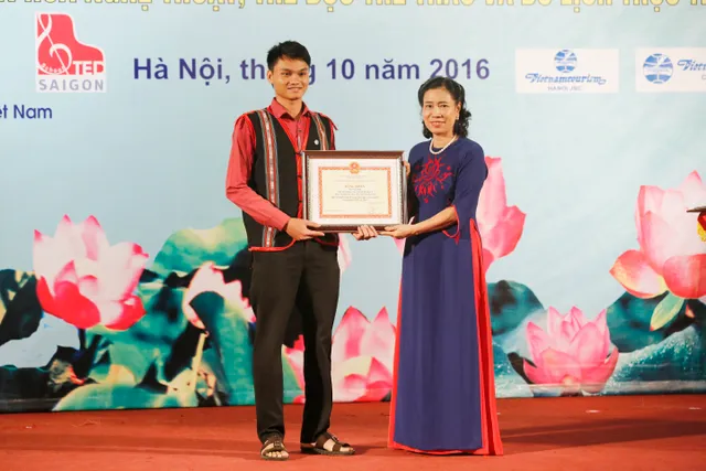 Tuyên dương giáo viên, học sinh, sinh viên, VĐV dân tộc thiểu số tiêu biểu năm 2016 - Ảnh 11.