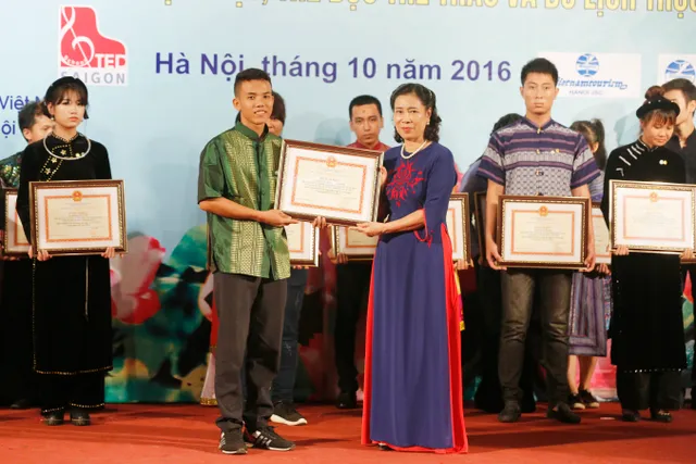 Tuyên dương giáo viên, học sinh, sinh viên, VĐV dân tộc thiểu số tiêu biểu năm 2016 - Ảnh 14.