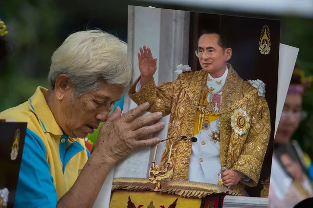 Người dân Thái Lan khóc nghẹn, tiếc thương Nhà vua Bhumibol Adulyadej - Ảnh 8.