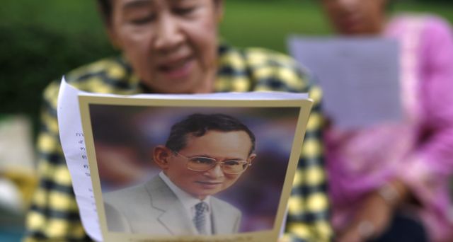 Người dân Thái Lan khóc nghẹn, tiếc thương Nhà vua Bhumibol Adulyadej - Ảnh 9.