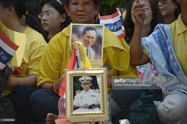 Người dân Thái Lan khóc nghẹn, tiếc thương Nhà vua Bhumibol Adulyadej - Ảnh 12.