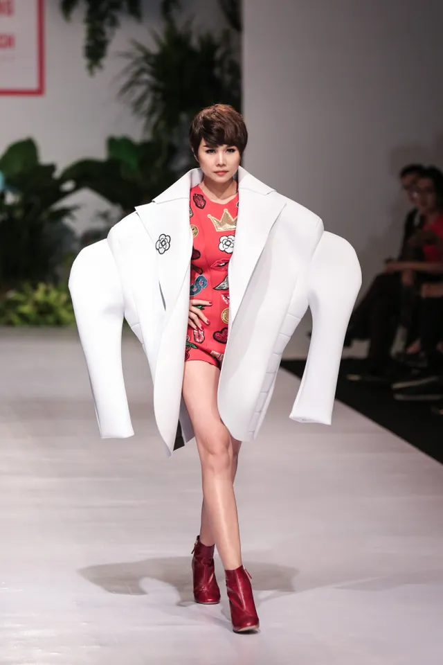 Dàn người mẫu Vietnams Next Top Model nổi bật trên sàn catwalk ngày hội ngộ - Ảnh 17.