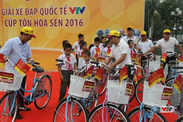 Ảnh: Khoảnh khắc ấn tượng chặng 7 Giải xe đạp quốc tế VTV - Cúp Tôn Hoa Sen 2016 - Ảnh 2.