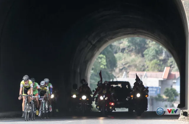 Ảnh: Khoảnh khắc ấn tượng chặng 7 Giải xe đạp quốc tế VTV - Cúp Tôn Hoa Sen 2016 - Ảnh 11.