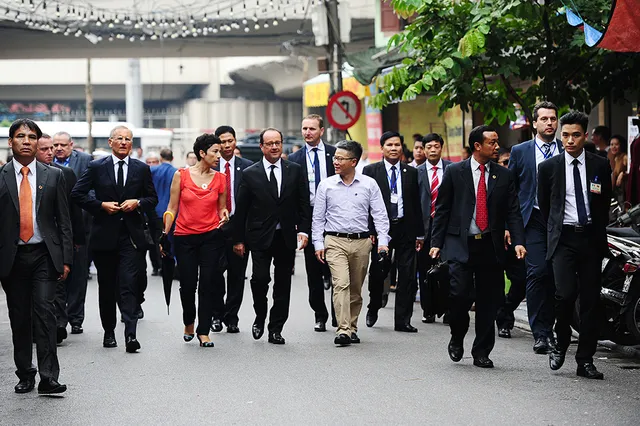 Tổng thống Pháp  Francois Hollande thăm phố cổ Hà Nội - Ảnh 3.