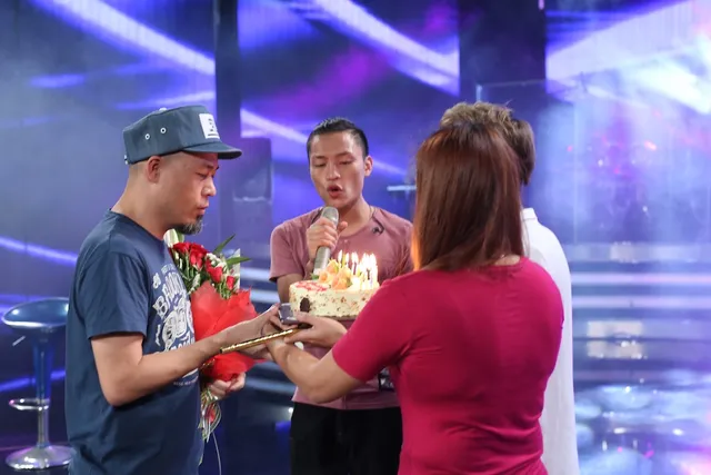 Vietnam Idol: Nhạc sĩ Huy Tuấn đón sinh nhật cùng top 3 trước Gala 9 - Ảnh 1.