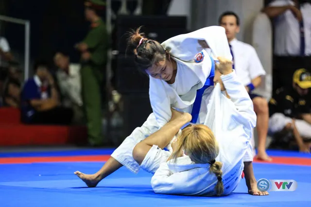 Tô Thị Trang (đai xanh) trong trận chung kết