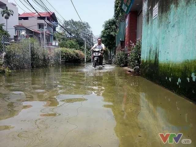 Nước ngập như sông giữa lòng Thủ đô sau 6 ngày bão qua - Ảnh 1.