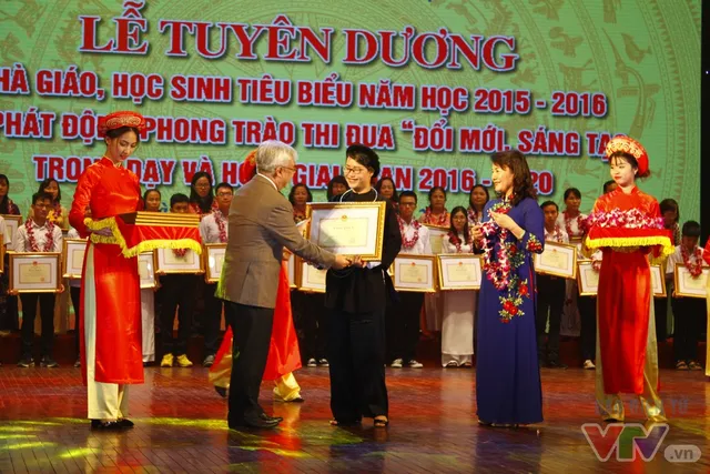 Tuyên dương 252 nhà giáo, học sinh tiêu biểu năm học 2015-2016 - Ảnh 3.