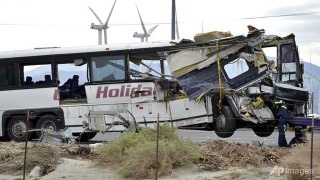 Mỹ: Xe bus đâm xe tải đầu kéo, ít nhất 13 người thiệt mạng - Ảnh 1.