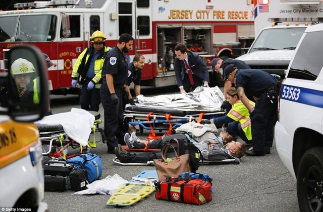 Tai nạn tàu hỏa tại Mỹ: 3 người vẫn nguy kịch - Ảnh 11.