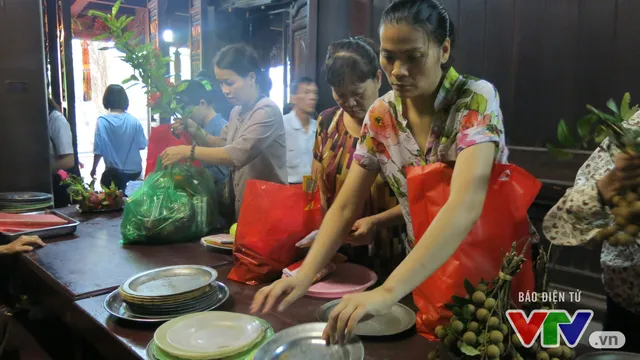 Người Hà Nội đội mưa đi chùa cầu bình an dịp lễ Vu Lan - Ảnh 2.