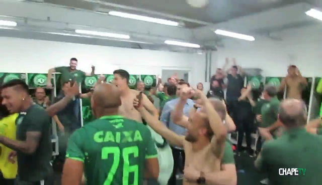 Hàng vạn CĐV Chapecoense hát vang tại SVĐ để tưởng nhớ những người hùng - Ảnh 12.