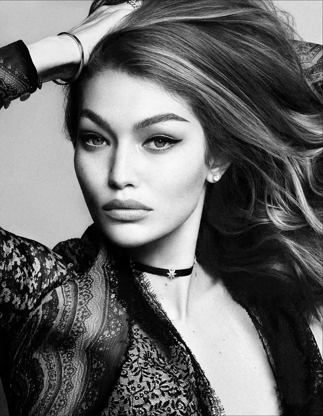 Gigi Hadid lột xác bí ẩn với thiết kế ren trên tạp chí Nhật - Ảnh 3.