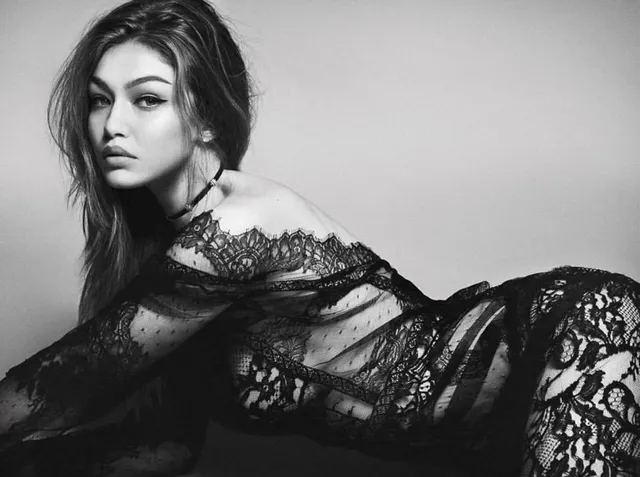 Gigi Hadid lột xác bí ẩn với thiết kế ren trên tạp chí Nhật - Ảnh 4.