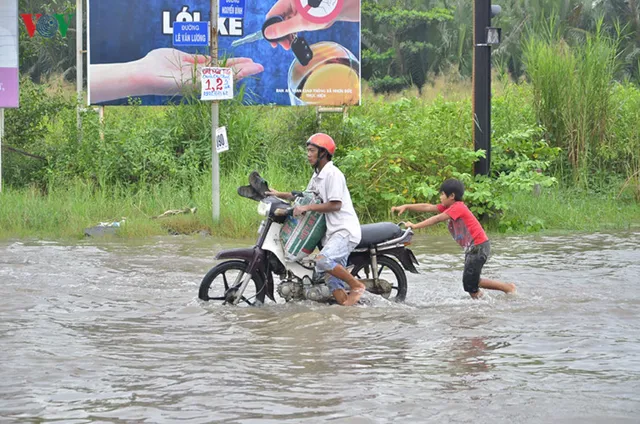 Triều cường dâng cao tại TP.HCM, nhiều tuyến đường bị ngập - Ảnh 1.