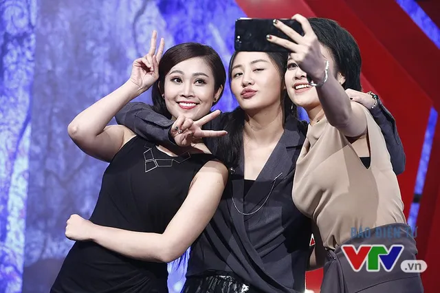 Văn Mai Hương nhí nhố selfie, đọ dáng với MC VTV - Ảnh 2.