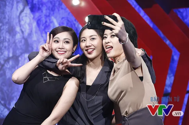 Văn Mai Hương nhí nhố selfie, đọ dáng với MC VTV - Ảnh 1.