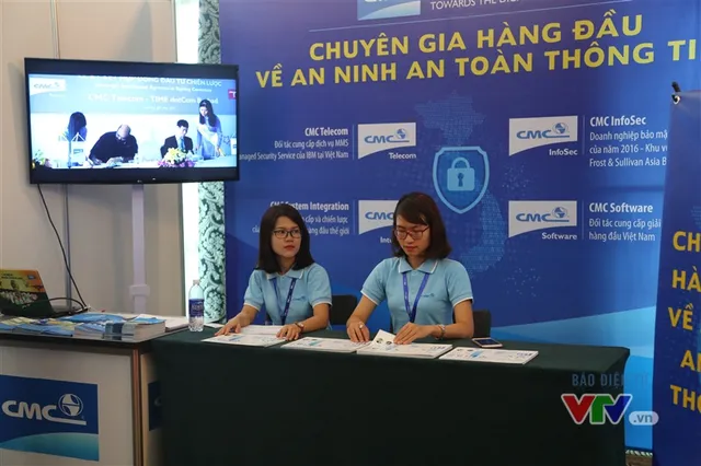 Thủ tướng Nguyễn Xuân Phúc thăm triển lãm ICT Best Practices 2016 - Ảnh 7.