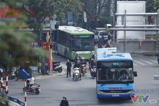 Đường thông hè thoáng trong ngày BRT chính thức lăn bánh - Ảnh 5.