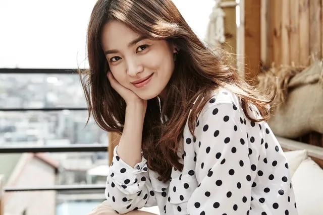 Cuối cùng, Song Hye Kyo cũng cắt tóc ngắn theo loạt nữ thần Kbiz - Ảnh 4.